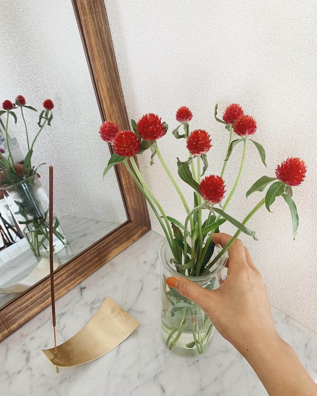 猪鼻ちひろのインスタグラム：「🥰 おはようGW！(特に大きな予定はない…) 我が家のお花と、お気に入りのお香🌹 @apotheke_fragrance のもの。  いつものひとたちが我が家に来てくれるからお掃除頑張ってるんだけど全然進まない👱🏻‍♀️👨🏻👩🏻‍🦰すまん、、、！ #ゴールデンウィーク まさかの #掃除 #断捨離 #ちひろのお花 #ちひろのおうち #キバナセンニチコウ #黄花千日紅」