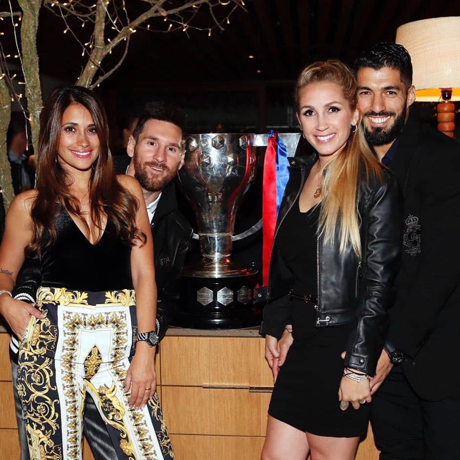 ソフィア・バルビのインスタグラム：「@antonelaroccuzzo @leomessi @luissuarez9 campeones! 💪💪」