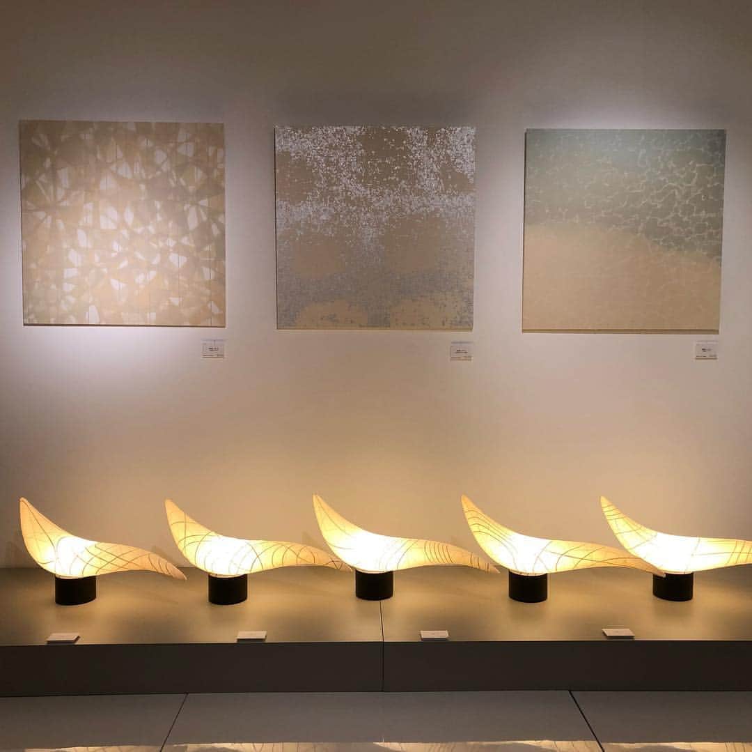 南果歩さんのインスタグラム写真 - (南果歩Instagram)「#和紙デザイナー堀木エリ子 さんの #和紙灯りのオブジェ  展へ。昨年、京都のアトリエを訪ねてからすっかりファンになりました。 堀木さんは大きな作品も手掛けられていますが、今回の展覧会では日常を彩り暮らしに寄り添う作品ばかり❤️ 作品の名前も素敵😊 一目惚れで「SACHI 幸 」と言う名のランプを購入🌈 このランプが灯す明かりは幸せを運んできてくれる😊 幸ちゃんランプは私の日常を変えてくれるね、きっと🌈 #erikohoriki 和紙デザイナー #高島屋新宿ギャラリー #南果歩アート散歩 #和紙の温かさが好き #日本工芸が好き #堀木エリ子さん作品は繊細お人柄は男前」4月28日 9時49分 - kaho_minami