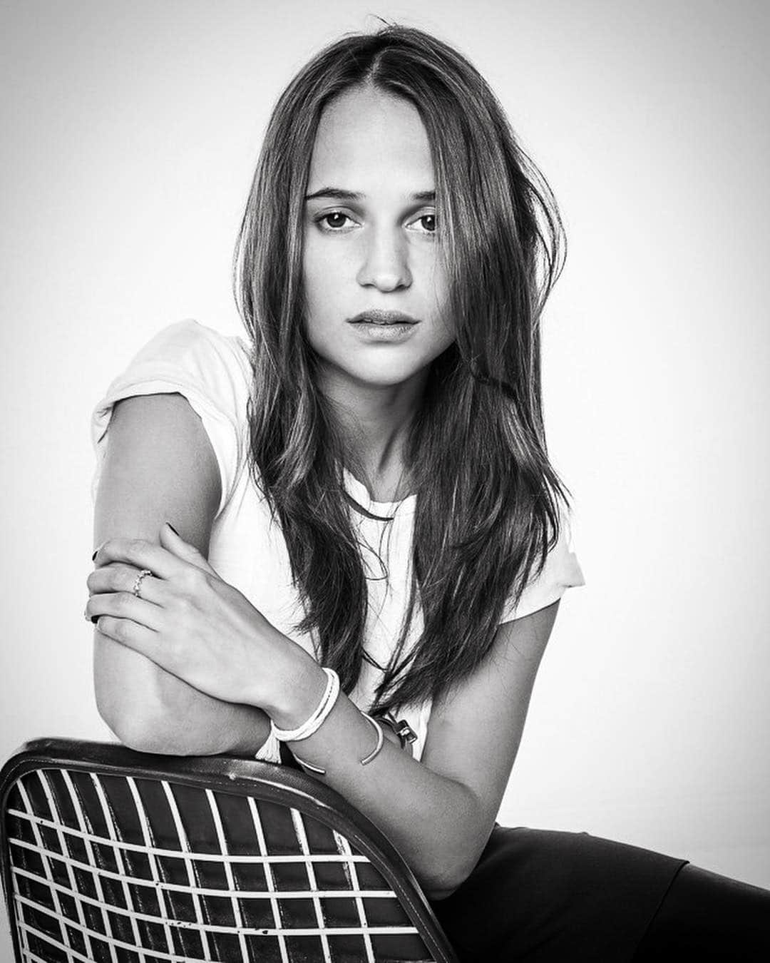 アリシア・ヴィキャンデルのインスタグラム：「Thank you for 300k ❤️」