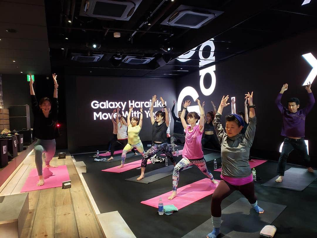 坪井保菜美さんのインスタグラム写真 - (坪井保菜美Instagram)「▪︎galaxy harajuku yoga ・ 原宿にある、galaxy店舗内で今回もトークセッション&ヨガレッスンをしてきました♩ ・ galaxywatchを付けて、心拍数や消費カロリーを見ながらレッスン。 みんな40分で100〜120kcalくらい消費してました🔥 ・ 初めての方も、リピートの方もいて嬉しかったぁ🧘🏻‍♀️ ありがとうございます❤︎ ・ 終始galaxyスタッフの方達にサポートして頂き、場が盛り上がりました。ありがとうございます🌸 ・ #galaxy #harajuku #yoga #watch #galaxywatch #galaxyharajuku」4月28日 9時53分 - honamitsuboi