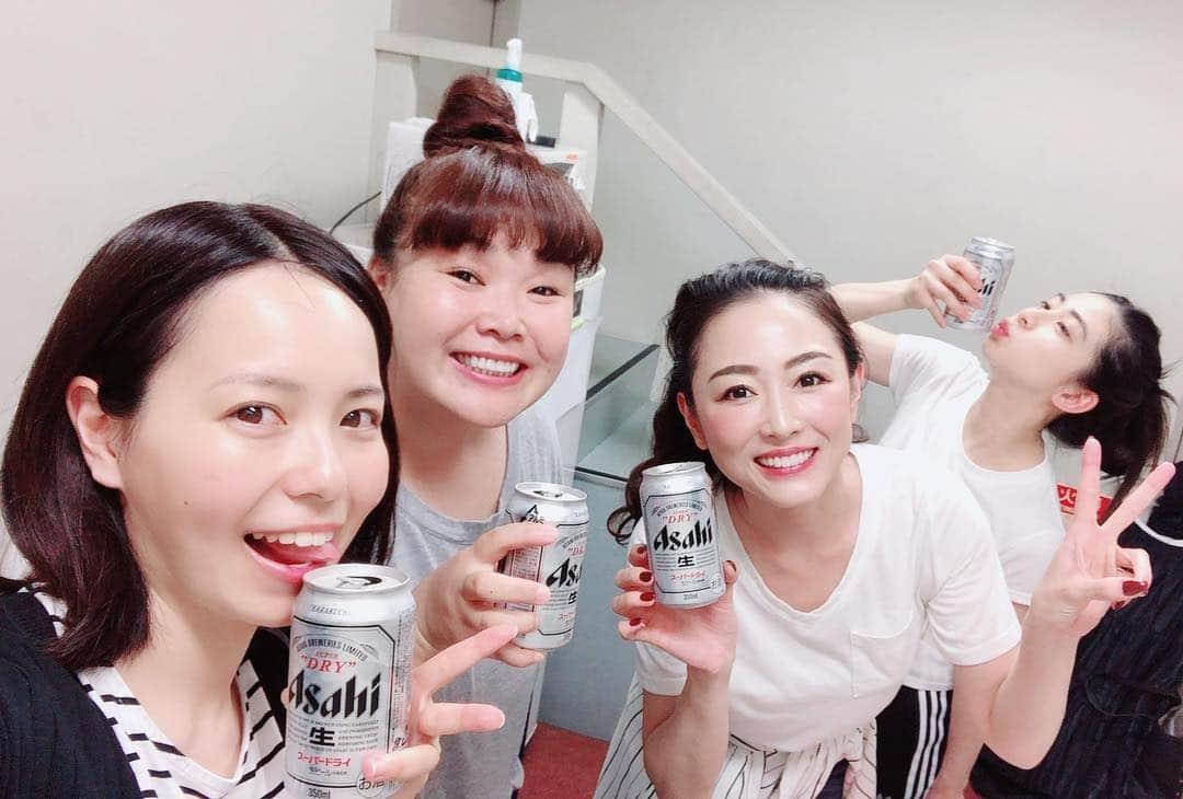 杏さゆりさんのインスタグラム写真 - (杏さゆりInstagram)「女子楽屋にて🤗💕 八嶋さんから頂いたビールでお疲れ乾杯🍻✨ . 大人って素敵🤣🤣🤣 . #真YOSHITSUNE #YOSHITSUNE #三田悠希  #八福みずほ  #関谷真由 #杏さゆり #SayuriAnzu」4月28日 9時53分 - anzu_sayuri_official