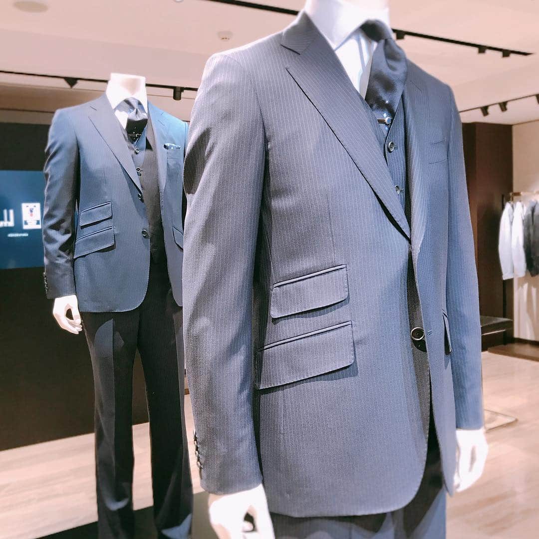 橘珠里さんのインスタグラム写真 - (橘珠里Instagram)「⚽️✨👔👞 ⠀ ⠀ 「SAMURAI BLUE 2019 COLLECTION LAUNCH PARTY」⠀ ⠀ 英国発の高級紳士服ブランド「dunhill ( ダンヒル )」さんにご招待いただき、サッカー日本代表オフィシャルスーツの2019年度モデル発売記念パーティーにおじゃまさせていただきました🥂✨ ⠀ ⠀ ダンヒルさんが日本代表のオフィシャルスーツを手がけて今年で20年目の節目だそうで、銀座の会場はたくさんのサッカー関係者の方々で賑わっていました！ 私は素敵な空間にドキドキでした🥺✨⚽️笑⠀ ⠀ そして、気になるSAMURAI BLUE 2019 COLLECTIONは、深いネイビー地にストライプがすごくおしゃれで、洗練された雰囲気✨ ⠀ ⠀ このサッカー日本代表オフィシャルスーツは、選手のユニフォームとしてだけではなく、熟練のフィッターが採寸したMADE TO MEASUREスーツとして一般にも販売され、購入可能だそうです⚽️♥︎ ⠀  弟の影響でサッカー大好きなので、素敵なイベントに参加させていただきとても嬉しかったです(๑˃̵ᴗ˂̵)⠀ ⠀ dunhillさんのかっこ良すぎるスーツに身を包んだSAMURAI BLUEが、更に活躍してくれるといいなと思いました✨ *----*----*----*----*----*----* #shobufuku #dunhill #SAMURAIBLUE #samuraibluecollection #dunhillginza #ginza #suits #soccer #japan  #japannationalteam #dunhill銀座 #ダンヒル #勝負服 #サッカー日本代表 #サッカー日本代表オフィシャルスーツ #森保ジャパン #森保japan #サムライブルー #サムライブルーコレクション #日本代表サッカー #日本代表公式スーツ #サッカー日本代表 #サッカー日本代表公式スーツ #ダンヒル銀座 #銀座ダンヒル #スーツ #スーツコーデ #ネイビースーツ #サッカー女子 #サムライブルーコーデ」4月28日 10時09分 - jurinu