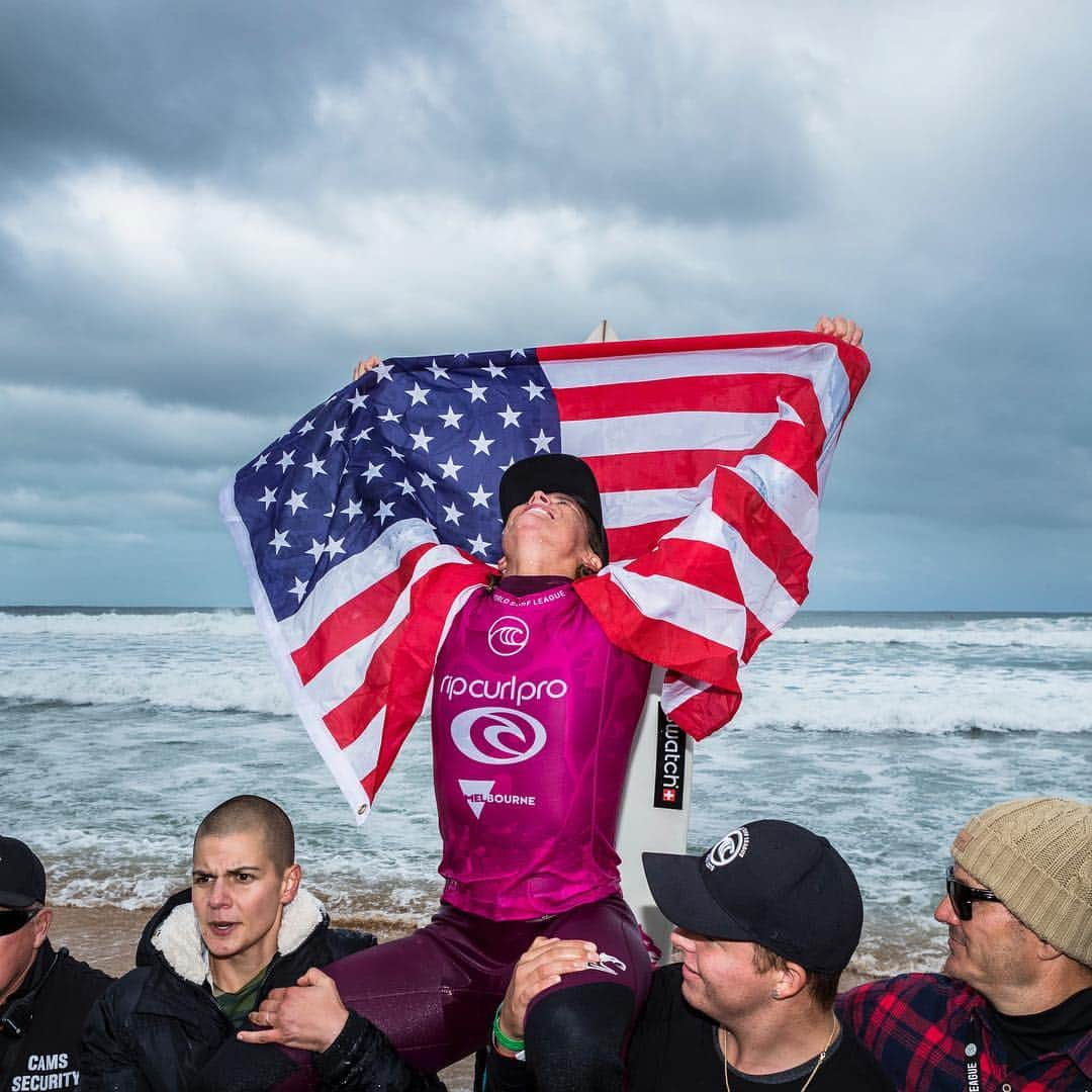 世界プロサーフィン連盟（WSL）さんのインスタグラム写真 - (世界プロサーフィン連盟（WSL）Instagram)「Congratulations to @John_John_Florence and @CourtneyConlogue, 2019 #RipCurlPro Bells Beach Champions! 🔔 @ripcurl_aus @ripcurl_women」4月28日 10時01分 - wsl