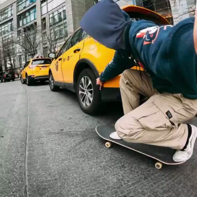 のインスタグラム：「@johnhill SkateNYC ep.2! I think I’m officially ready to say I’m gonna try and be a #goproathlete 😅 I have no idea where this goal will lead, but can’t hurt to try!  These solo missions give me life, and I’ve only covered about .001% of this city. Here’s to more fun 🍹」