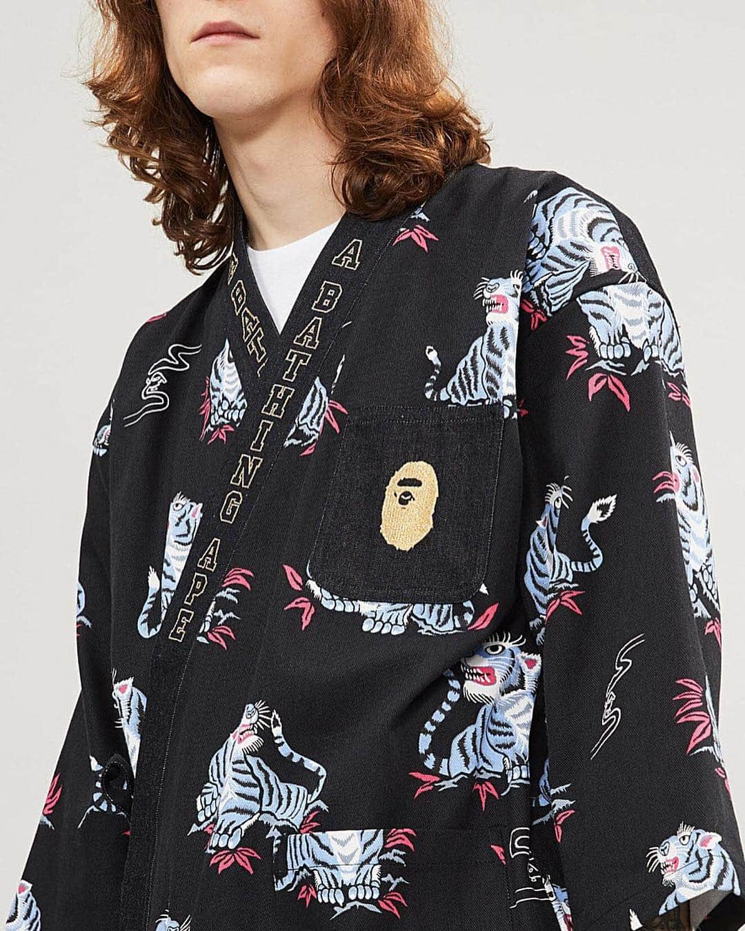 HYPEBEASTさんのインスタグラム写真 - (HYPEBEASTInstagram)「@hypebeaststyle: @bape_japan’s latest drop is a $320 USD black kimono with an all-over tiger print and BAPE branding.  Photo: @theofficialselfridges」4月28日 10時10分 - hypebeast