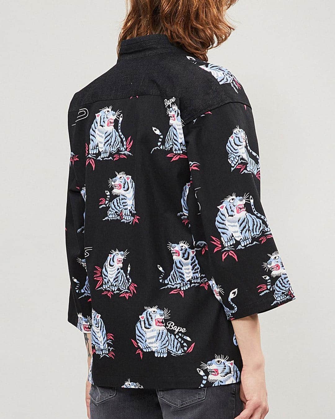 HYPEBEASTさんのインスタグラム写真 - (HYPEBEASTInstagram)「@hypebeaststyle: @bape_japan’s latest drop is a $320 USD black kimono with an all-over tiger print and BAPE branding.  Photo: @theofficialselfridges」4月28日 10時10分 - hypebeast