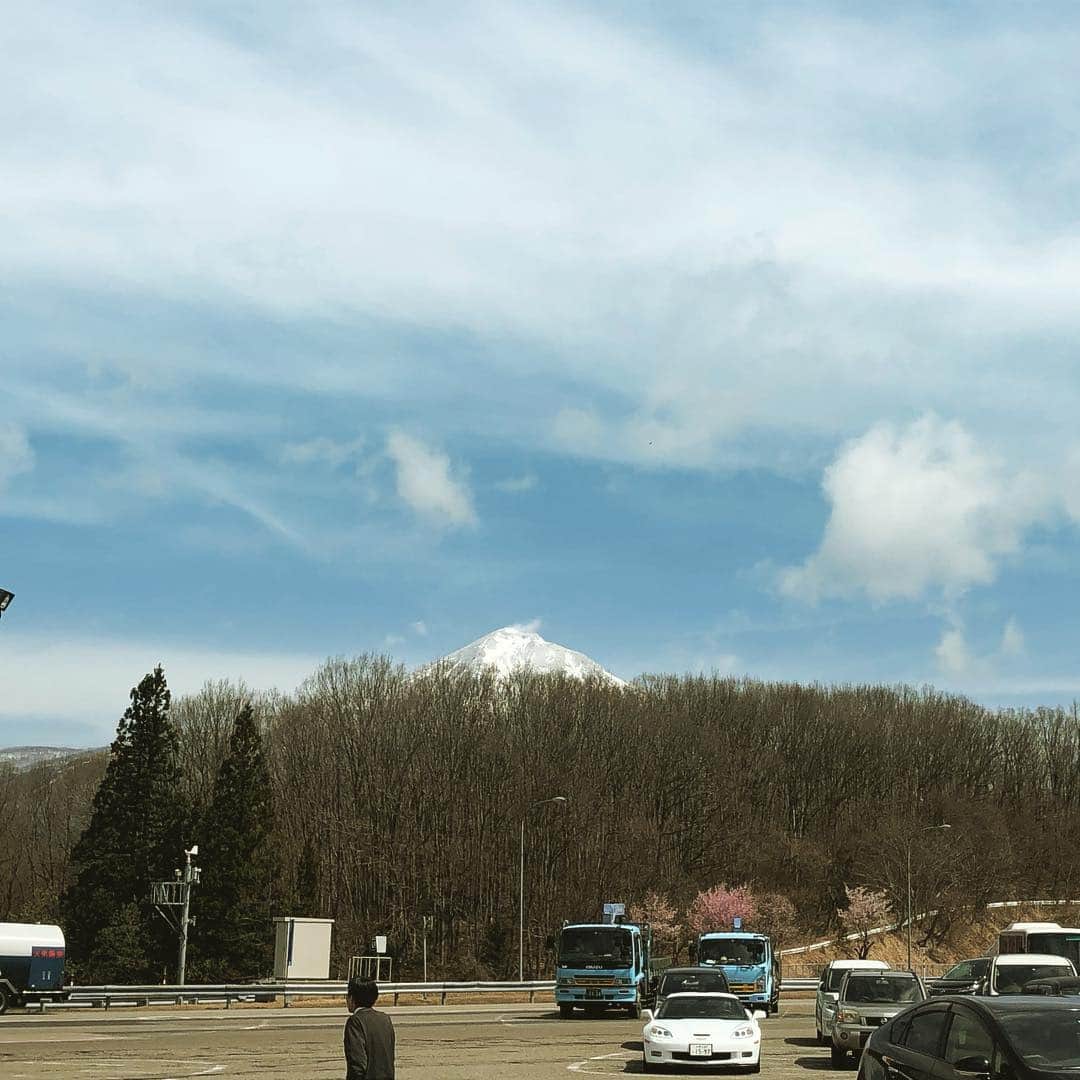 山川のりをのインスタグラム：「只今磐梯山！今夜は京都クラブメトロのファックゲッツCD発売祭りに間に合ったらドラムを叩きに行きます。今んとこ間に合いそうです。この先渋滞の可能性もあるからあくまでも「行けたらいくわ」です。 ファゲ祭りは15時くらいから始まってます。お近くの方々、お金たくさん持って来てください。よろしくお願い致します❤️」
