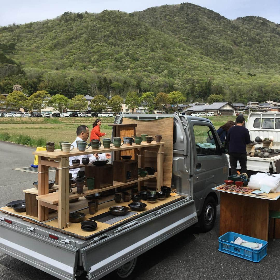 丹波焼の郷（公式）さんのインスタグラム写真 - (丹波焼の郷（公式）Instagram)「丹波焼 春の軽トラ市 始まりました‼️ 少し肌寒いですが、新緑の中で気持ちよく開催中です✨  #丹波焼 #立杭焼 #丹波焼春の軽トラ市 #軽トラ市 #春の陶器市」4月28日 10時23分 - tanbayaki_official