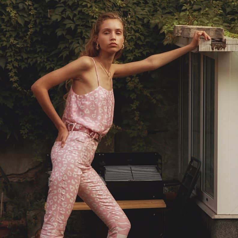オージュールルジュールのインスタグラム：「#chilling in my pink @aujourlejour_official #resort19」