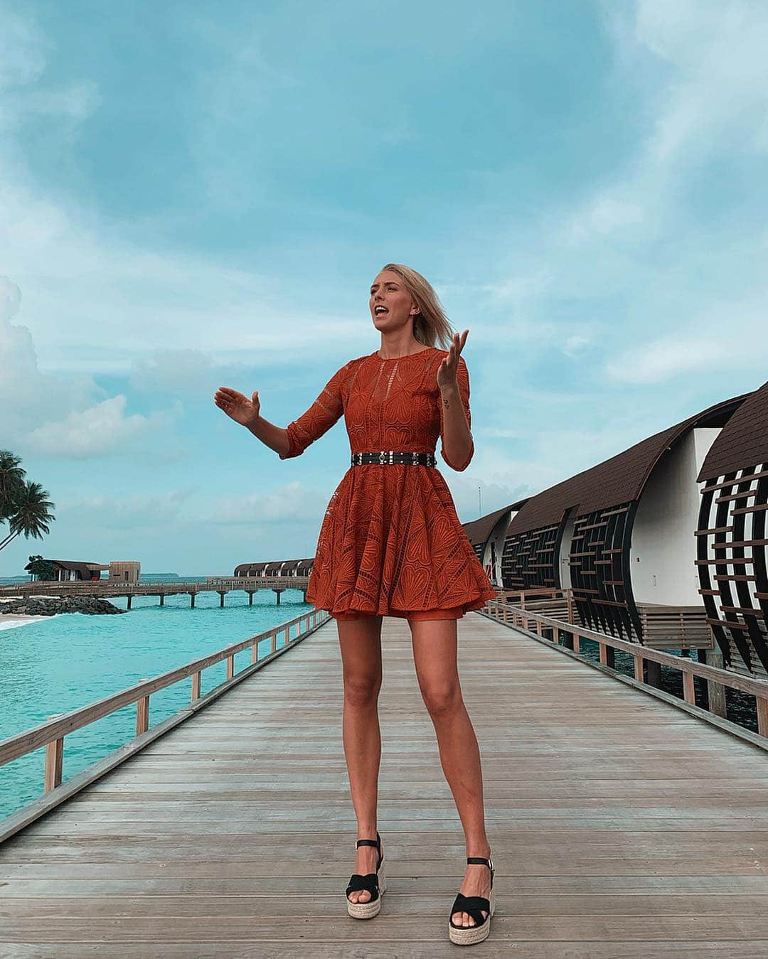 Zanna Van Dijkさんのインスタグラム写真 - (Zanna Van DijkInstagram)「Blue skies & good vibes 🌊✌🏼 Yeah this photo looks a lil sassy but in reality I’m currently sat in my flat, in a onesie, eating a doughnut and it’s raining outside 💁🏼‍♀️ (P.s. swipe right to see me telling the wind to f**k off) 😂 #Maldives #maldivesvibes #maldiveslife #westinmaldives #presstrip #exploremore #ootd #wiwt #holidaystyle #boujie」4月28日 1時43分 - zannavandijk