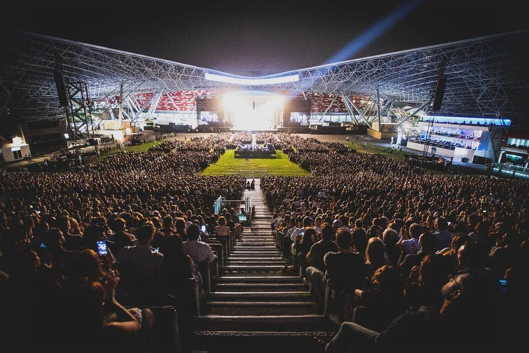 アンドレア・ボチェッリさんのインスタグラム写真 - (アンドレア・ボチェッリInstagram)「. Last night show in #AbuDhabi, du Arena . ph: @lucarossettiph」4月28日 1時37分 - andreabocelliofficial