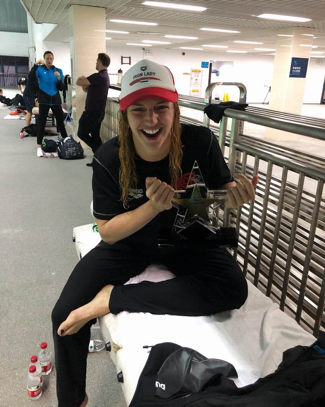 カティンカ・ホッスーさんのインスタグラム写真 - (カティンカ・ホッスーInstagram)「“Look Ma, I’m a champ!” So much fun racing at the FINA Champions Series tonight in Guangzhou!  I am so grateful to be a part of all these changes in swimming, and there are still a lot of exciting developments coming! The best time to be a swimmer is now 🙌🏼 400 free 4:05,16 🥇 100 back 1:02 4.  200 fly 2:11,9 🥉 200 free 2:02 4.  4*100 free 🥈  Nagyon élveztem a ma esti döntőket a FINA új Bajnokok Sorozata első állomásán, Guangzhou-ban!  Nagyon szerencsésnek érzem magam, hogy aktiv részese lehetek ezeknek az új kezdeményezésnek az úszásban! És még sok más izgalmas újdonság lesz! Most a legjobb úszónak lenni 🙌🏼 400 gyors 4:05,16 🥇 100 hát 1:02 4.  200 pille 2:11,9 🥉 200 gyors 2:02 4.  4*100 gyors 🥈 #ironlady #iron #hwapo #lovemylife」4月28日 1時47分 - hosszukatinka