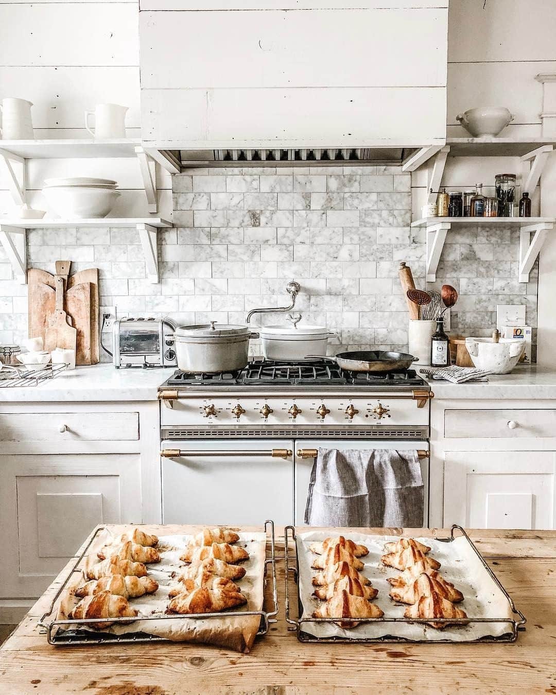 Staub USA（ストウブ）さんのインスタグラム写真 - (Staub USA（ストウブ）Instagram)「Do you have a big cooking or baking project this weekend? What is it? . 📷@dreamywhiteslifestyle and @mafarrier's croissants made from @thecooksatelier's puffed pastry recipe.🥐🥐🥐 #🥐」4月28日 2時00分 - staub_usa