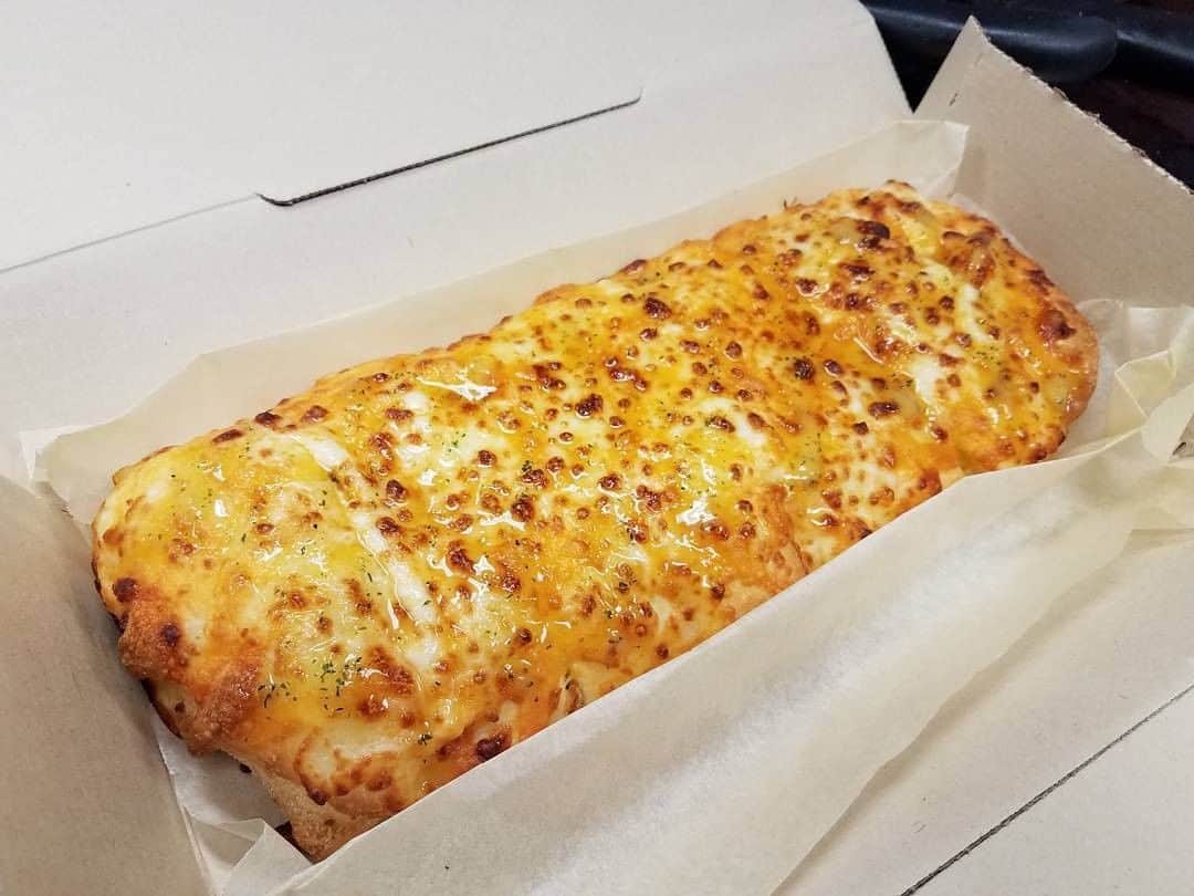 Domino's Pizzaさんのインスタグラム写真 - (Domino's PizzaInstagram)「Saturdays are for the breads. Stuffed Cheesy Bread, to be exact.」4月28日 2時01分 - dominos