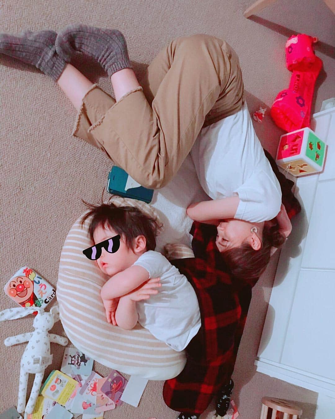 のインスタグラム：「ご近所ママ友のおうちで寝てしまった私たち。 スイミングから、スクール、おうちも近いし、子供達も仲良し🎶 なんだかほぼ毎日会ってるね！笑 2回目のお祝いありがとう❤️ . . 2枚目は遊び疲れて、ごはん食べながら寝る息子。お昼寝もせずに、公園で泥んこになって遊んだ。 着替えはやはり必需品！！ . . 私も息子も日々全力です。いよいよ、男の子向けに体力つけなくては！！！ 力も強いし、負けてられないぞう✨ #instagood #boy #23months #cake #thanks #friends #sleeping」