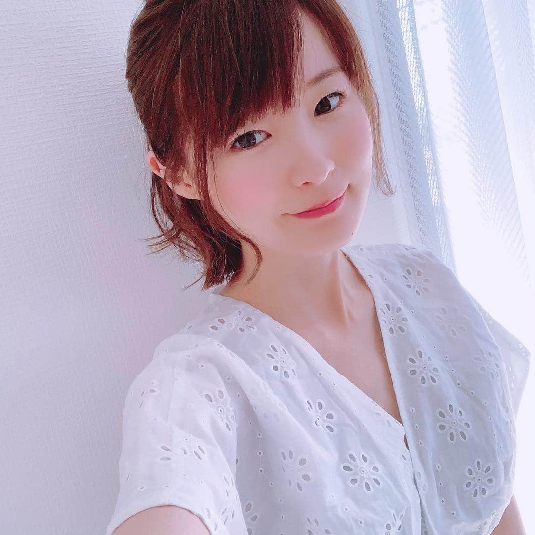 しほの涼のインスタグラム：「#GW 始まりましたね❣️㊗️ 皆さま #10連休 なのでしょうか??😳 #妊娠8ヶ月 に入り段々と息切れするようになってきました😥あと胃が圧迫されて一回の量が食べられない💦😭 やたら眠いし、喉は乾くし、足がつる🦵😂 #マイナートラブル も多いですが、大きなトラブルなく臨月を迎えたい🙇‍♀️🙏 #お腹が張る のも異常は無いと言われても怖くなるし、少しでも #胎動 弱い気がすると不安になっちゃう。 初産なので #マタニティライフ を楽しむ余裕はない感じです😅💦 #妊婦あるある #妊娠中の悩み #妊婦 #pregnant #pregnantfashion #妊娠8ヶ月 #妊娠8ヶ月突入 #28w #胎児 #赤ちゃん #令和ベビー #令和ベイビー #令和産まれ #女の子ママ #プレママ #ママリ #プレママライフ #プレママコーデ #プレママベビー #babygirl #mother #母になる」