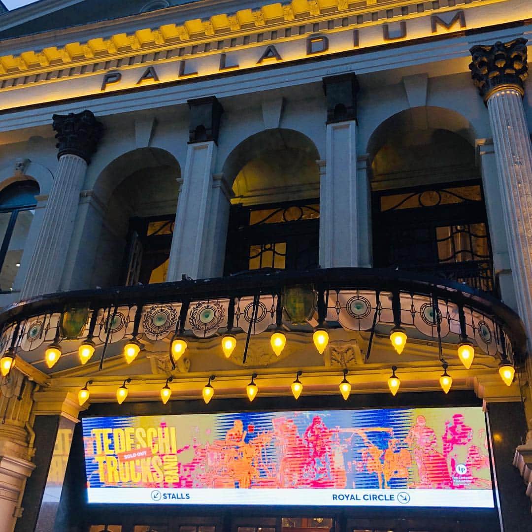 のインスタグラム：「Last show of a fantastic Euro Tour tonight. Thanks to everyone who caught a show and we’ll see you back here in London on 1 Feb 2020 at Wembley Arena! 📷: Jesse Lauter @jesslauter」