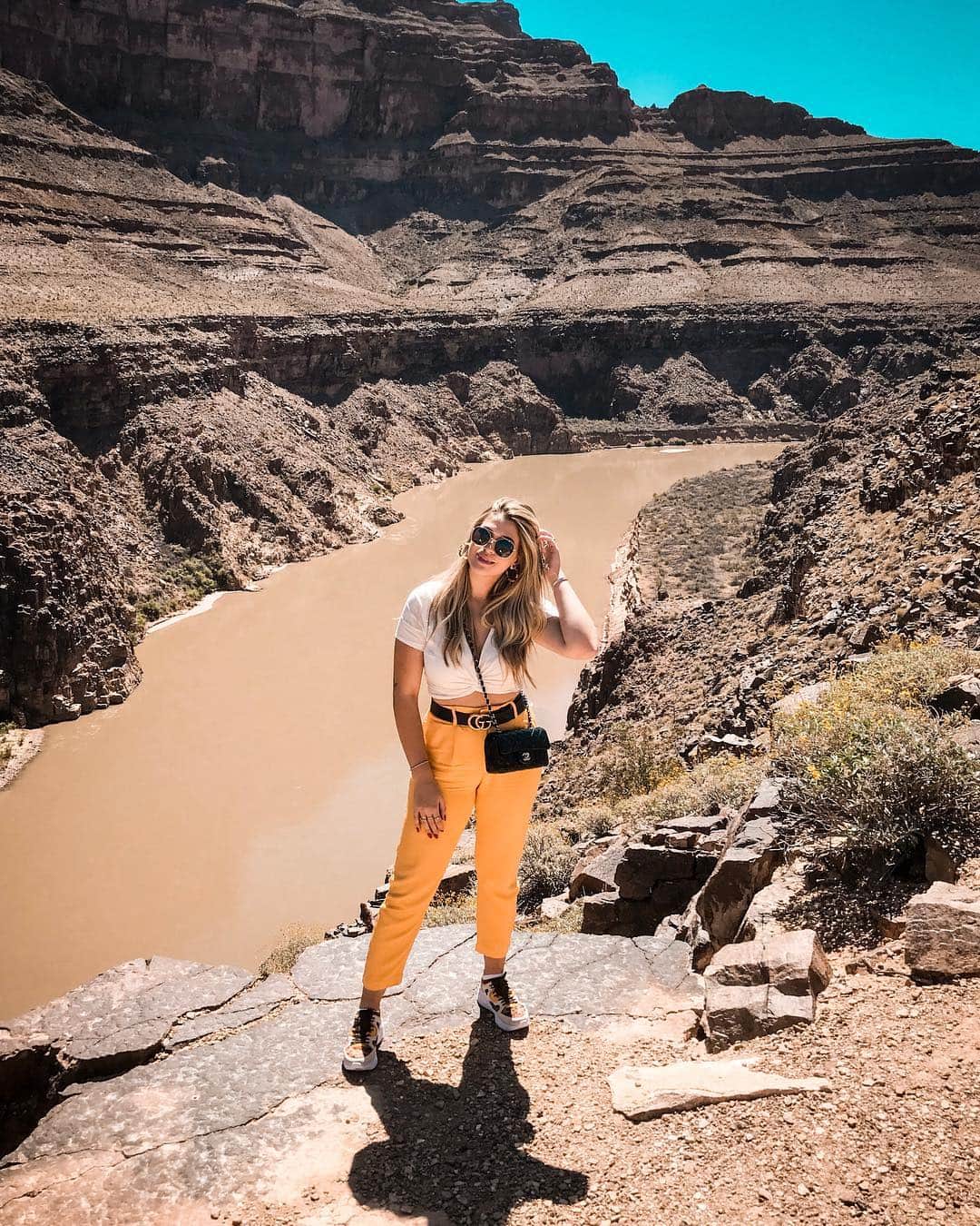 ニーナさんのインスタグラム写真 - (ニーナInstagram)「um pontinho amarelo no Grand Canyon 💛 #lookdaniina」4月28日 2時23分 - niinasecrets