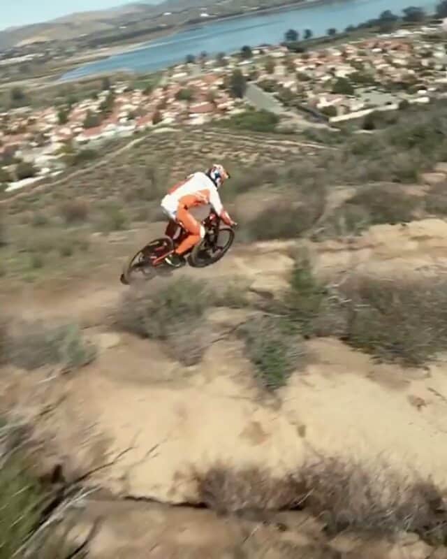 のインスタグラム：「@johnny_fpv Little downhill session with @aarongwin1 and @redbullbike」