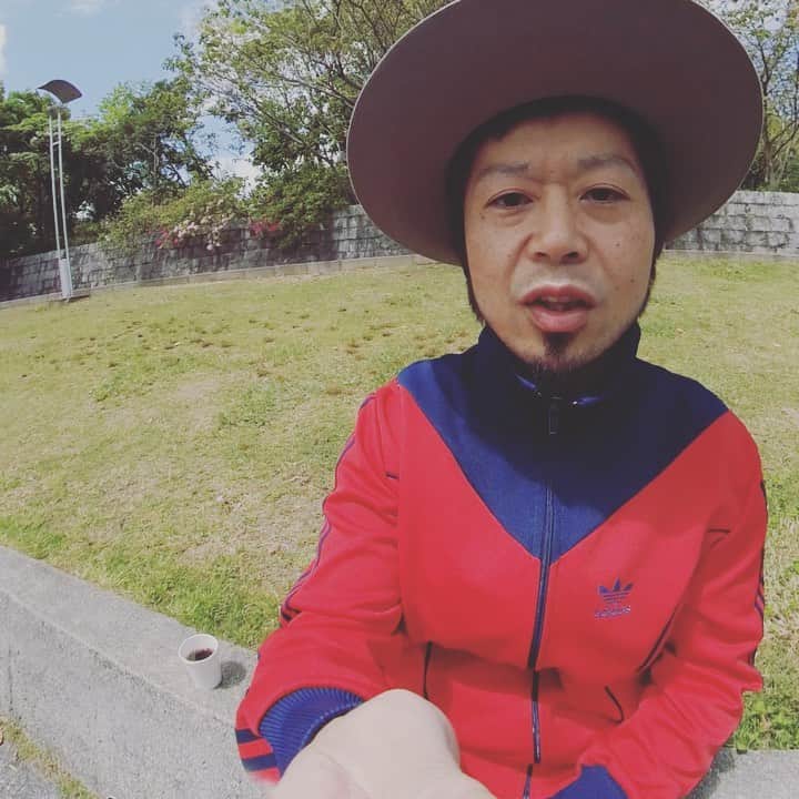 上中丈弥のインスタグラム：「今日は長い1日でした。四星球のツアーで大阪編に出させてもらって、お客さんにも四星球にもパワーもらって、終わってすぐ飛んで荒吐の夜の大舞台カラオケ大会で大盛り上がり。僕の平成最後の一曲はカラオケで歌ったズッコケ男道でした🥴 明日も荒吐で公開ラジオ頑張ってきます。 それにしても素人さんのパワーにはいつも驚かされる。 歌が繋ぐ力って凄いね。 出会った皆様我が師匠  #イナ戦 #イナズマ戦隊 #四星球 #荒吐ロックフェス  #出会った皆様我が師匠」