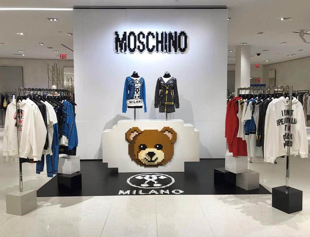 Moschinoさんのインスタグラム写真 - (MoschinoInstagram)「Moschino @thesims @saks #saksfifthavenue #nyc #moschinoxthesims @itsjeremyscott #moschino #saksstyle」4月28日 2時38分 - moschino