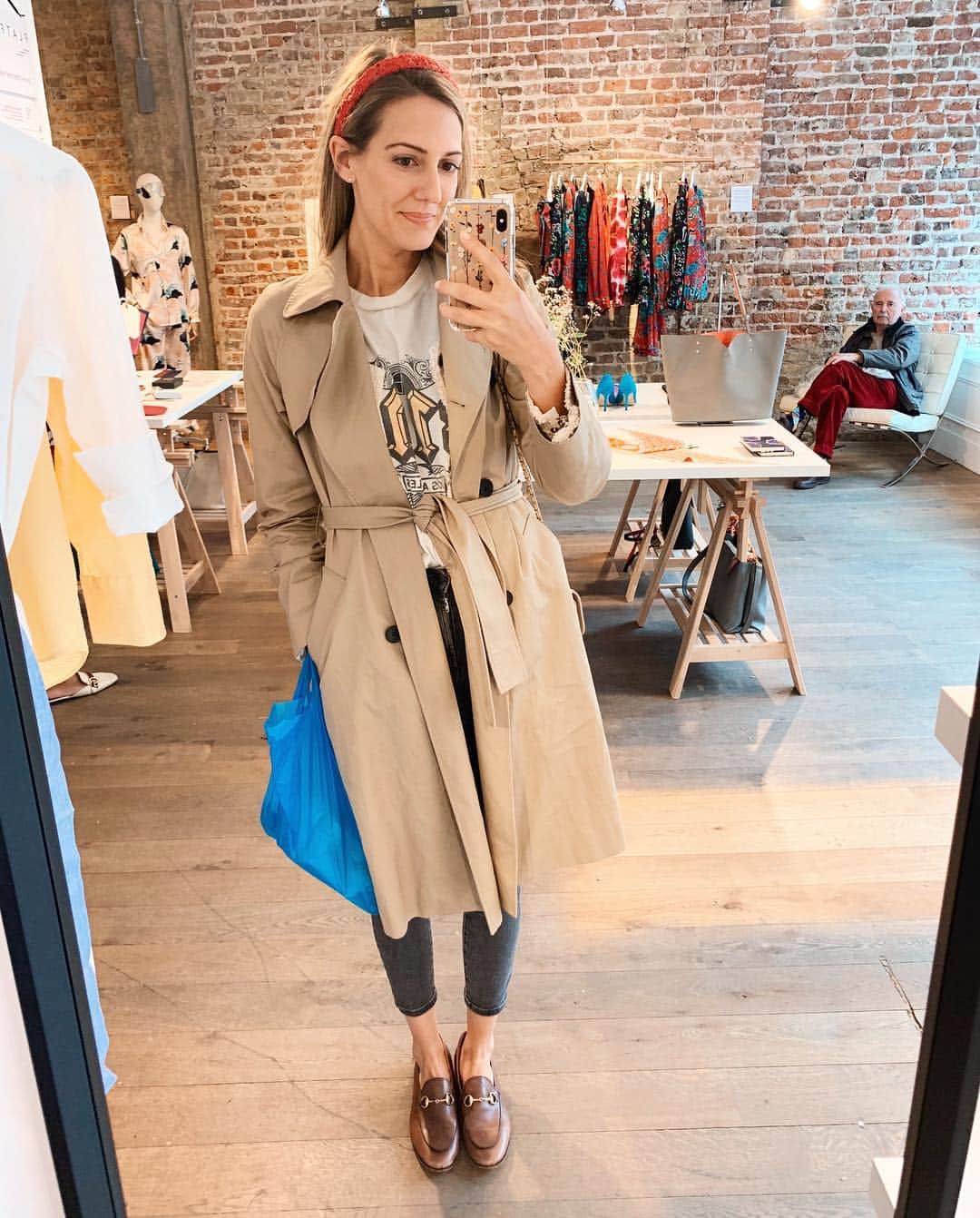 Anna Jane Wisniewskiのインスタグラム：「I was *this close* to leaving this trench at home. THANK GOODNESS I brought it—the weather has been crazy and today was the coldest and windiest day. (And it’s $138 and has been a staple since I bought it last year!). Last night in London and I’m back with my boys tomorrow! PS that blue bag is full of gifts for my boys 🇬🇧http://liketk.it/2BrFi #liketkit @liketoknow.it #londontown #mayfair」