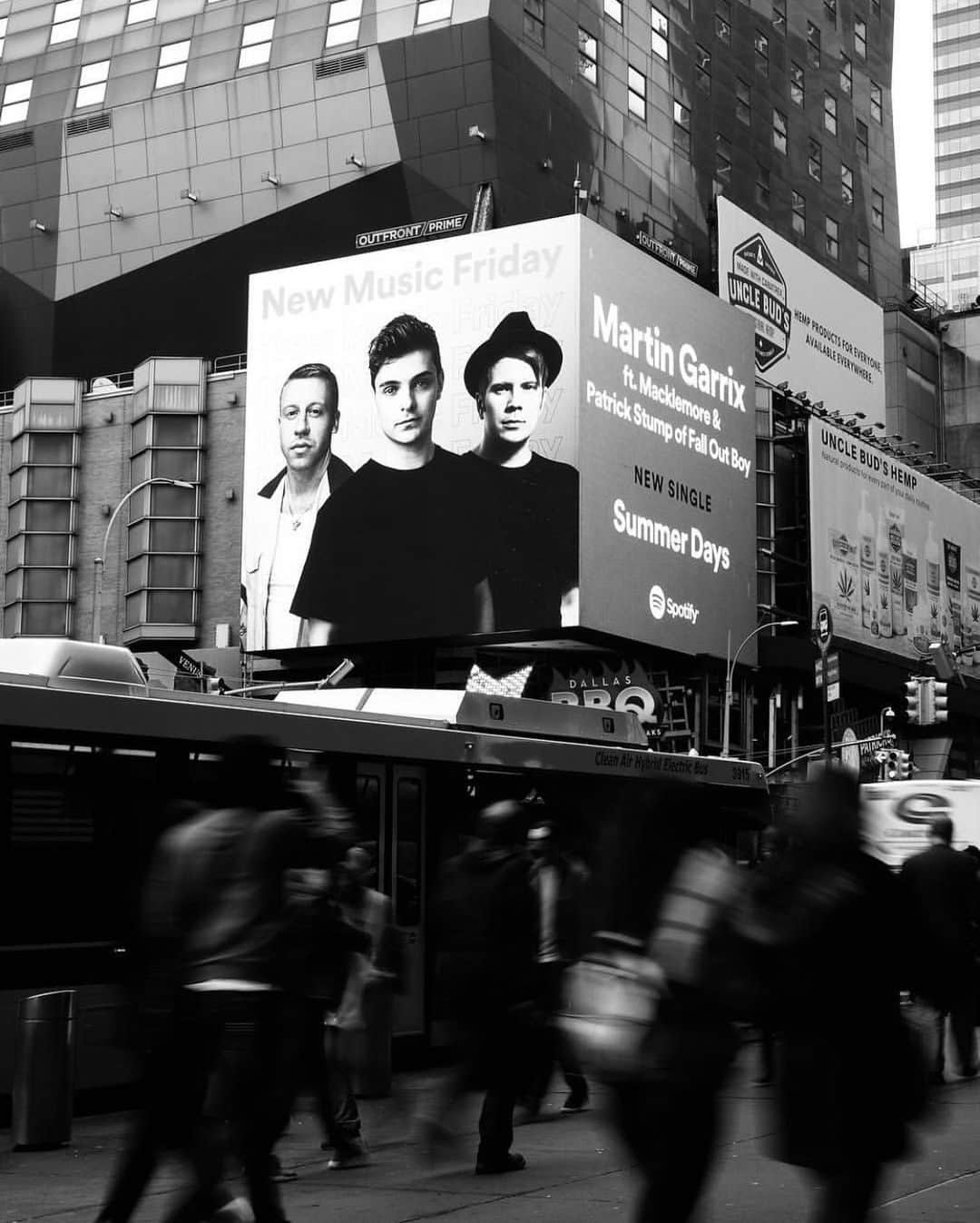 マックルモアーさんのインスタグラム写真 - (マックルモアーInstagram)「MAMA WE MADE IT!!!!! “As the trees blow, the billboards stay still.  Rooted in the frenzy of chaos and bodies maneuvering through its streets, we are now part of the history that makes up the city.  What it is, what it was and what it will be.... Forever” - Ben Haggerty (just made that shit up.  Pretty sure it’s a haiku)」4月28日 2時40分 - macklemore