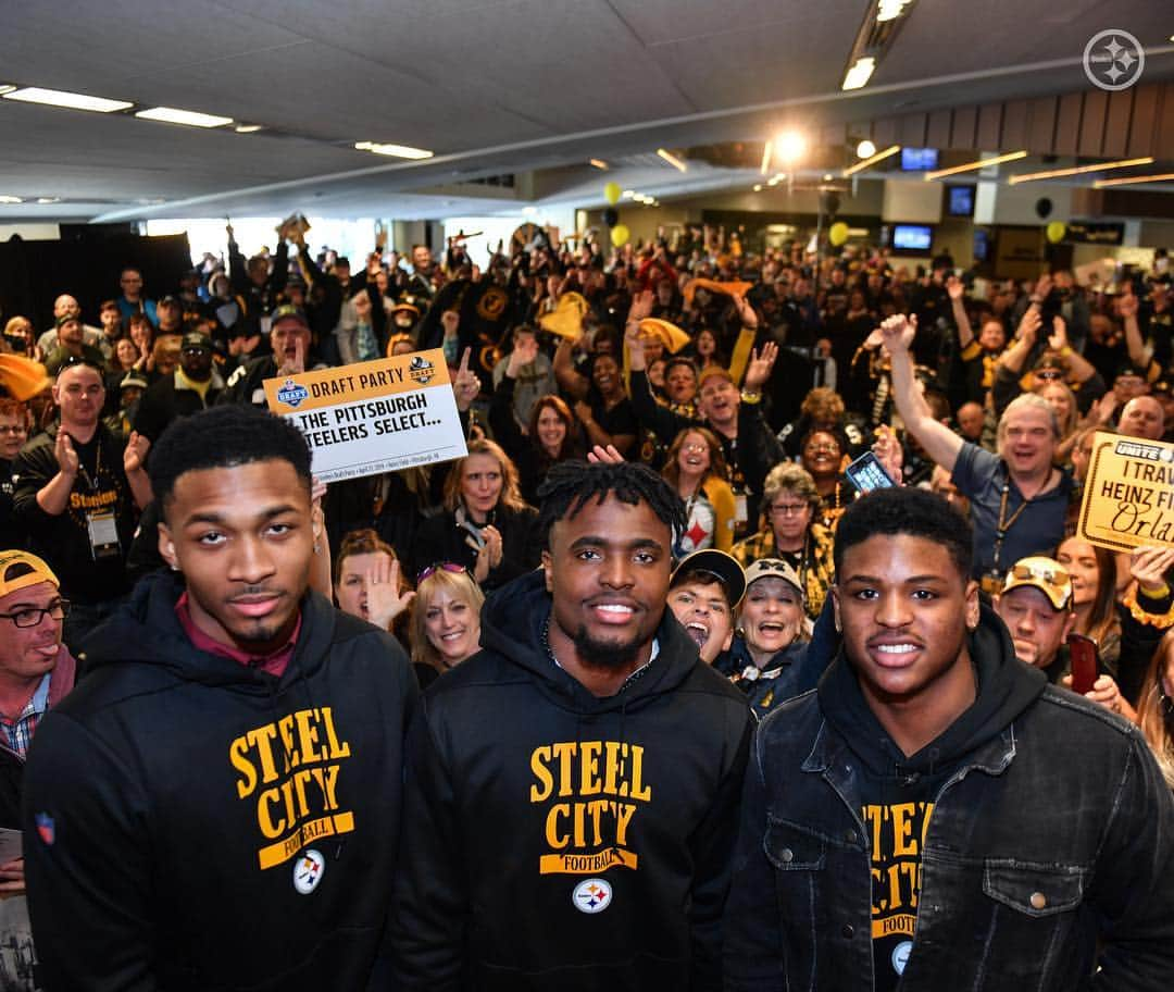 ピッツバーグ・スティーラーズさんのインスタグラム写真 - (ピッツバーグ・スティーラーズInstagram)「Just hanging out with their new, closest friends. #SteelersDraft」4月28日 2時42分 - steelers