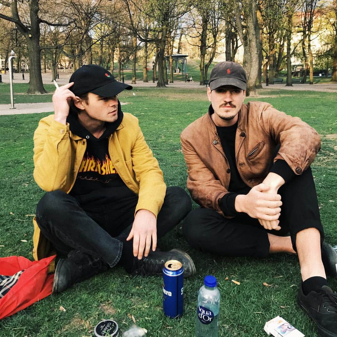 コンラッドのインスタグラム：「@leonardvincentrode in town🖤」