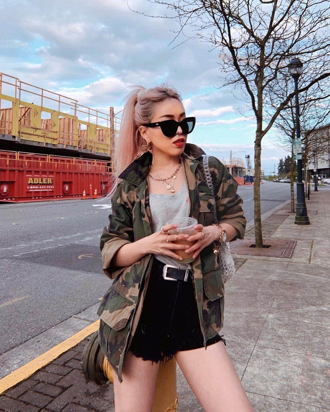 AikA♡ • 愛香 | JP Blogger • ブロガーのインスタグラム：「Is camo jacket still the thing? I hope so cuz I luv my new vintage camo jacket and it’s too cute to just let it hang in my closet 💚 ..... #pinkhair #camojacket #mystyle #casualstyle #vintageclothing #hmxme #asseenonme #seattle」