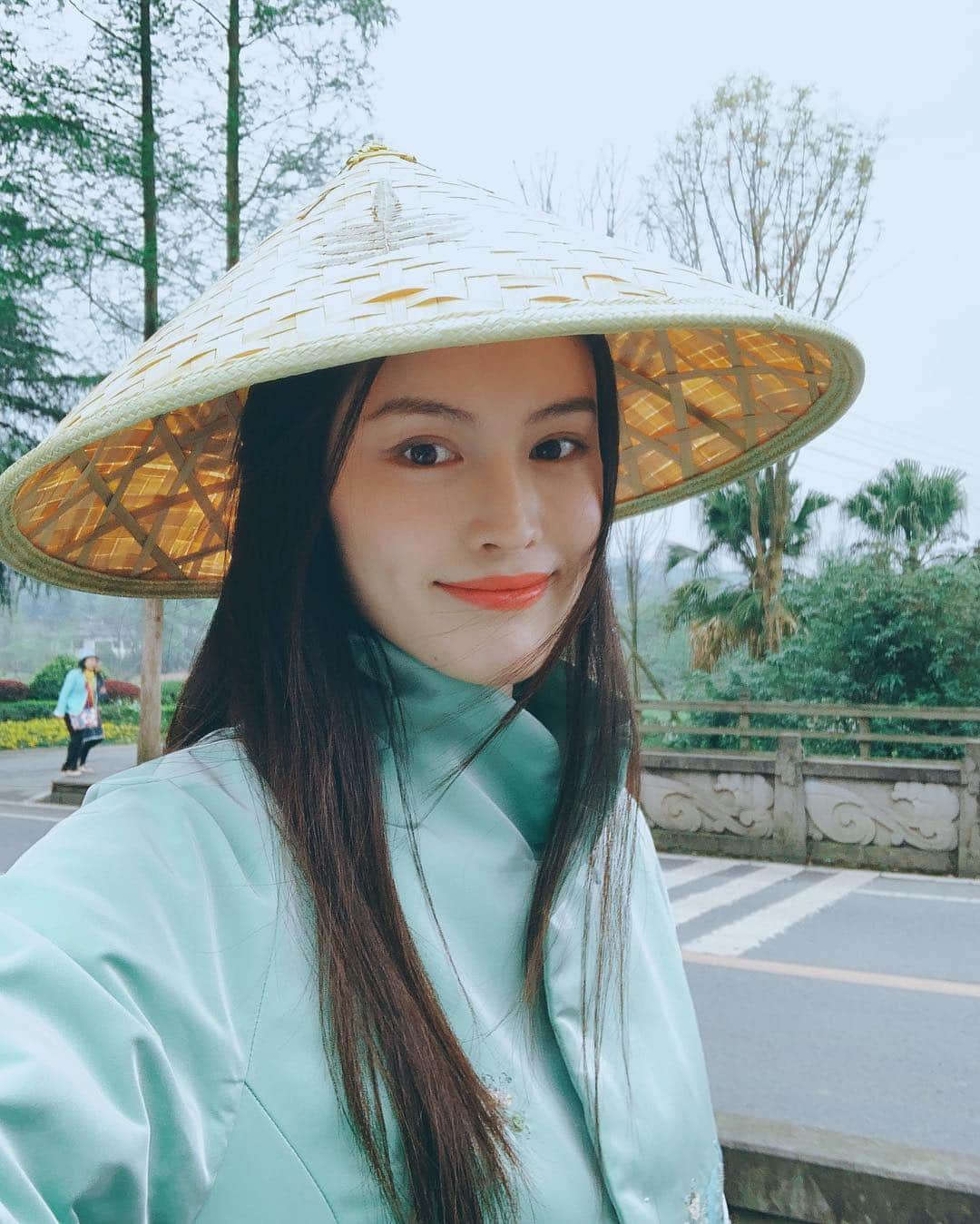 スイ・ヒーのインスタグラム：「嘻嘻嘻🤭 村姑」