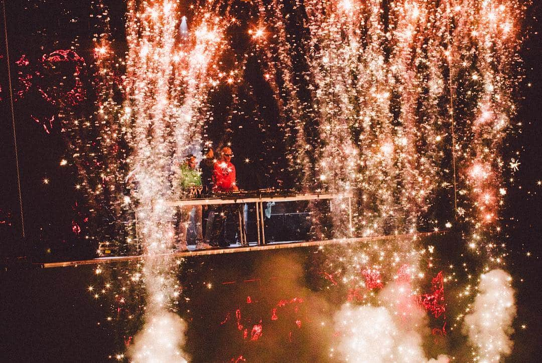 DJスネークさんのインスタグラム写真 - (DJスネークInstagram)「Legendary Night ! Thank You Red Rocks ❤️ @tchami @mercer @malaamusic」4月28日 2時48分 - djsnake