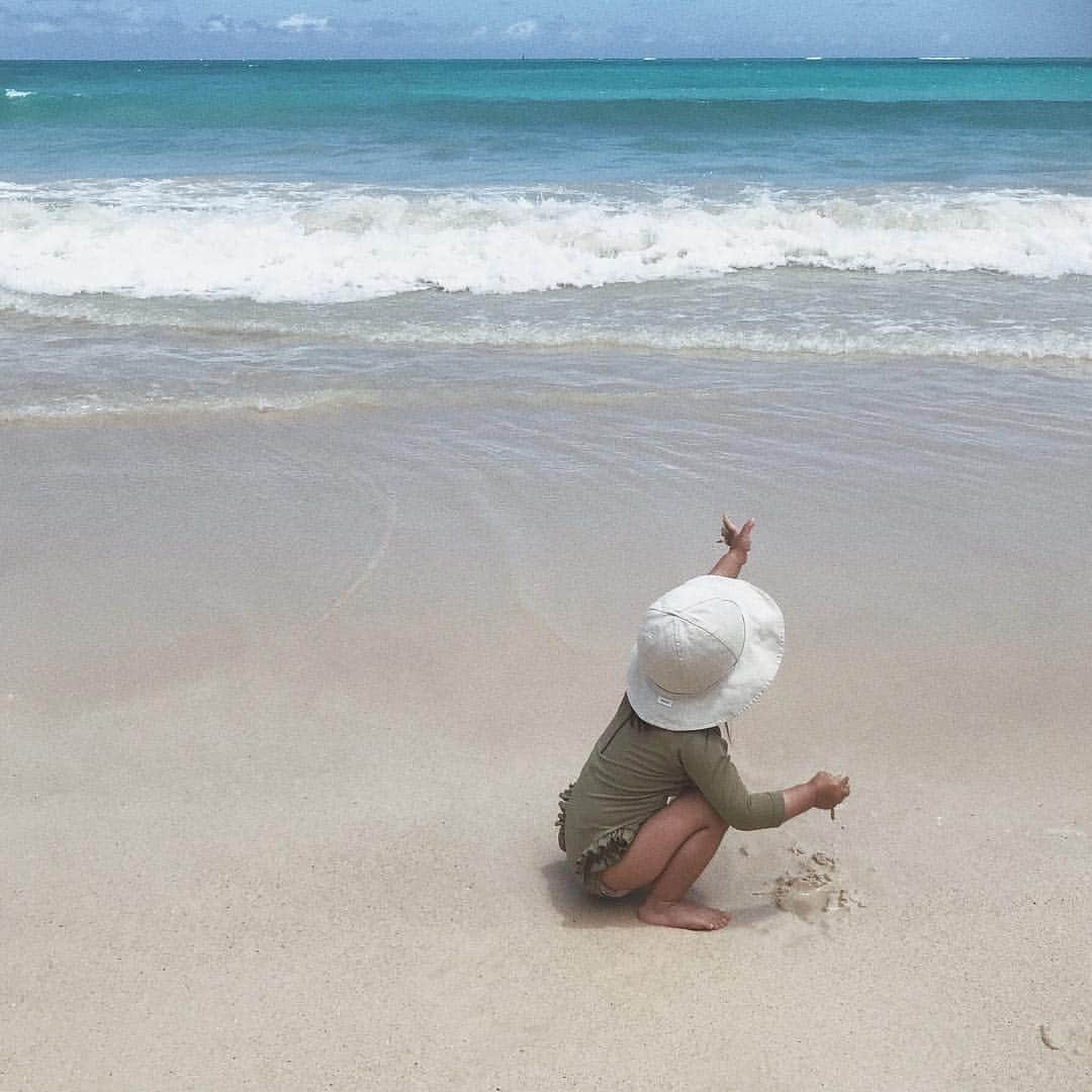 のインスタグラム：「. 2歳になったヨナと過ごすハワイは 去年とはまったく違うもので 海を見て しゅごーい！しゅごーい！ すっかり海大好き、砂浜大好き、やだ、帰りたくない！ こんなヨナの成長に嬉しくなりお付き合いしすぎて 母と父はへとへと… ( 特に父ちゃん ) それでも朝こんがりした顔で寝ているヨナを見ると 今日も 海いこうかな…☺️ と思ってしまうのです。 . #2y #ヨナ連れ旅  #子連れハワイ」