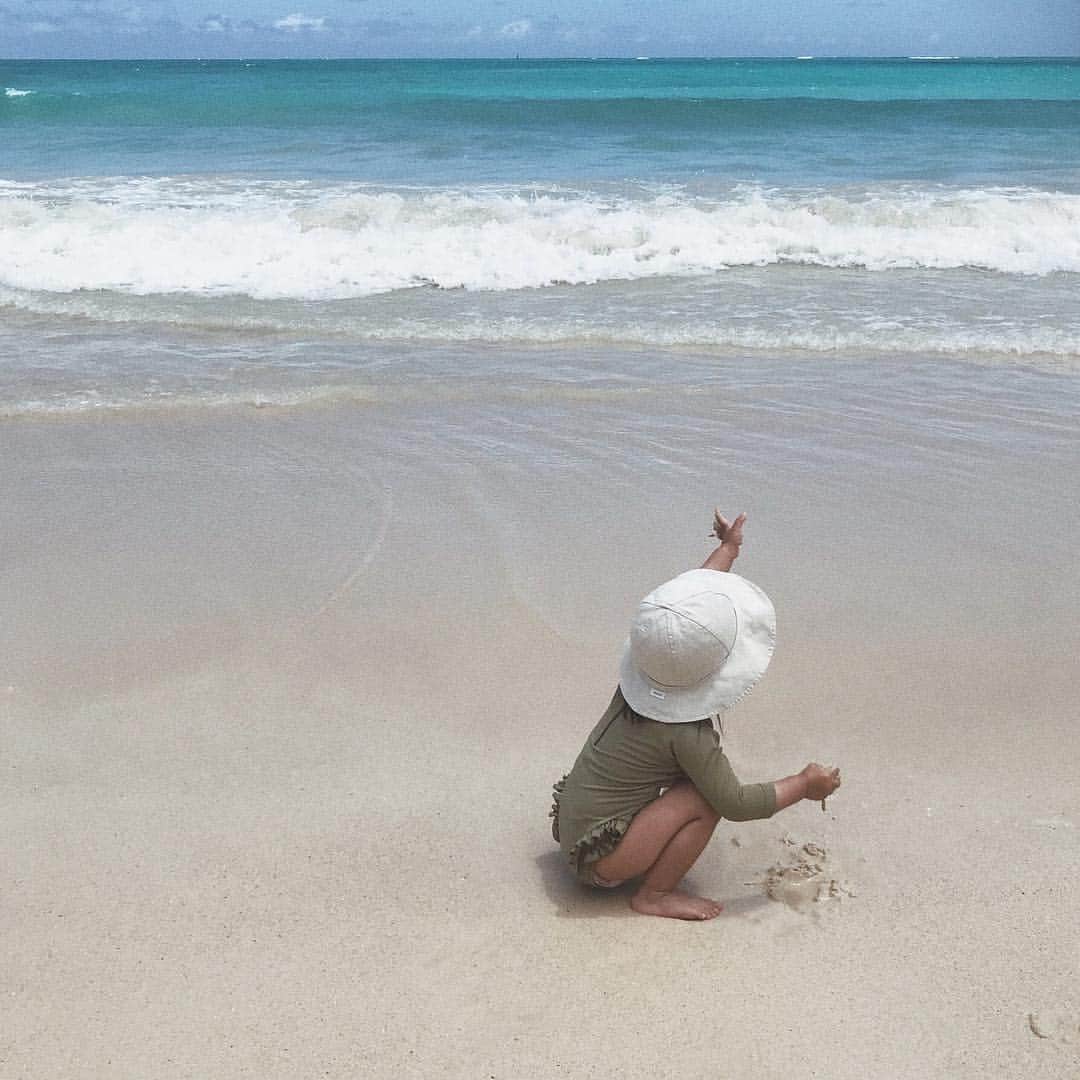 akipanda626さんのインスタグラム写真 - (akipanda626Instagram)「. 2歳になったヨナと過ごすハワイは 去年とはまったく違うもので 海を見て しゅごーい！しゅごーい！ すっかり海大好き、砂浜大好き、やだ、帰りたくない！ こんなヨナの成長に嬉しくなりお付き合いしすぎて 母と父はへとへと… ( 特に父ちゃん ) それでも朝こんがりした顔で寝ているヨナを見ると 今日も 海いこうかな…☺️ と思ってしまうのです。 . #2y #ヨナ連れ旅  #子連れハワイ」4月28日 2時49分 - akipanda626