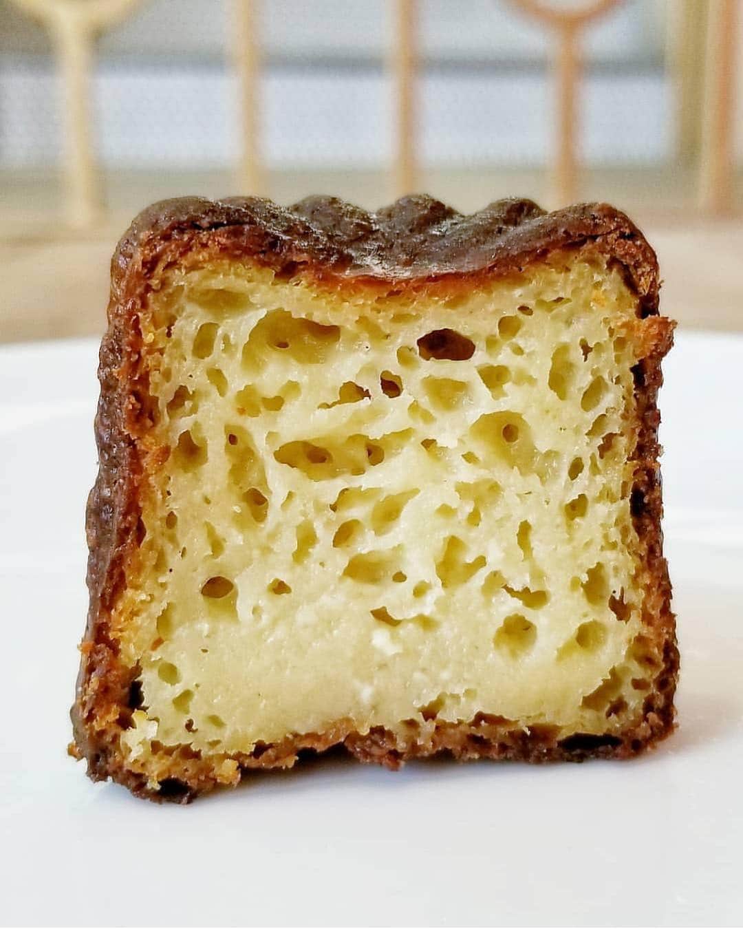 DOMINIQUE ANSEL BAKERYさんのインスタグラム写真 - (DOMINIQUE ANSEL BAKERYInstagram)「Beautiful Cannele cross-section at @dominiqueansella, with tiny little bubbles in that custard-y center with a hint of dark Caribbean rum, and a deep golden caramelized crust on the outside thanks to the copper molds they’re baked in. #cannele @dominiqueansella (📸 by @christophergatto)」4月28日 2時56分 - dominiqueansel