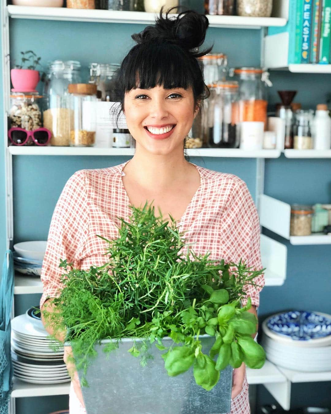 British Vogueさんのインスタグラム写真 - (British VogueInstagram)「In @Melissa.Hemsley’s new fortnightly column, Eat, Think, Grow, she serves up practical ideas and inspiration for everyone who wants to make a more positive impact on the planet. Click the link in bio to read the first installment, in how to make your kitchen more sustainable in 10 simple swaps. #GetYourGreens」4月28日 2時57分 - britishvogue