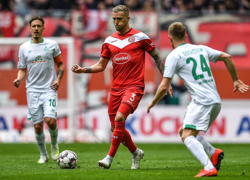 アンドレ・ホフマンのインスタグラム：「Heimsieg! ⚪️🤘🏼🔴 #team #f95」