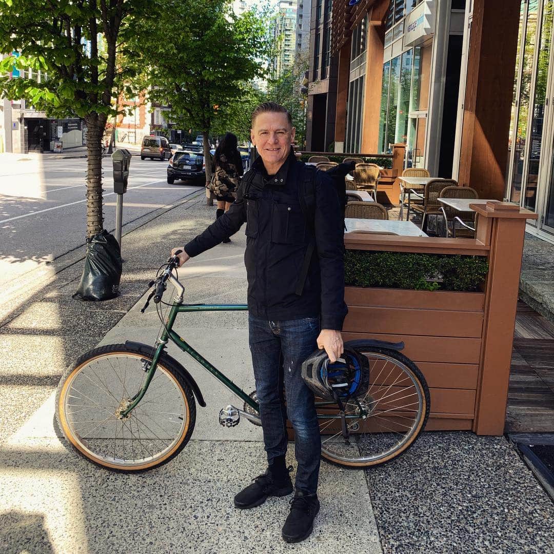 ブライアン・アダムスのインスタグラム：「On yer bike! Me and my old Cimarron @schwinnbikes from 1985, it could be one of the first mountain bikes ever made. #bryanadamsshinealight」