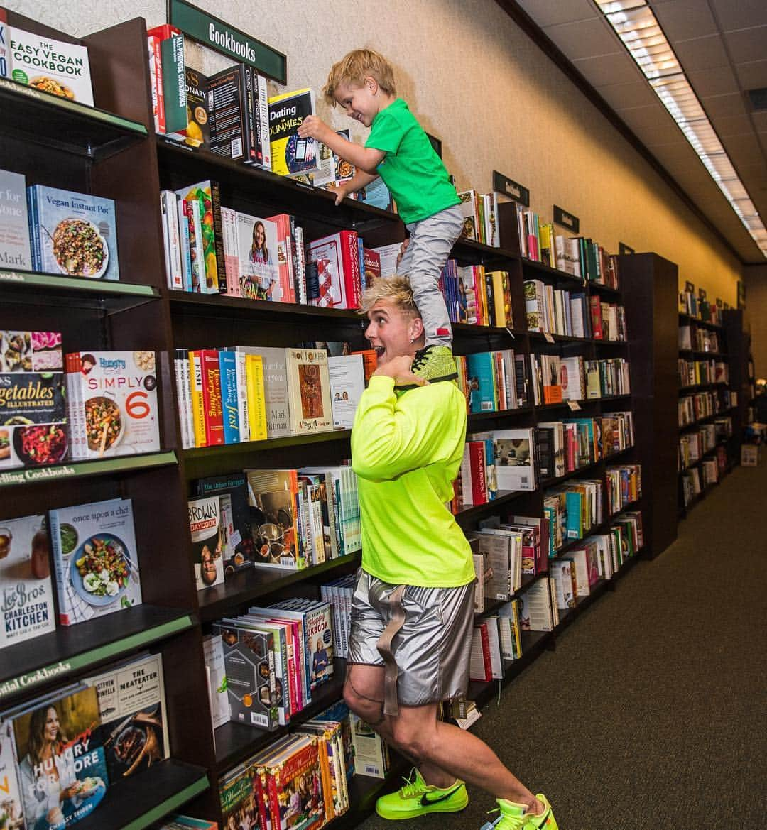 ジェイク・ポールさんのインスタグラム写真 - (ジェイク・ポールInstagram)「partners in crime😋 @minijakepaul」4月28日 3時35分 - jakepaul