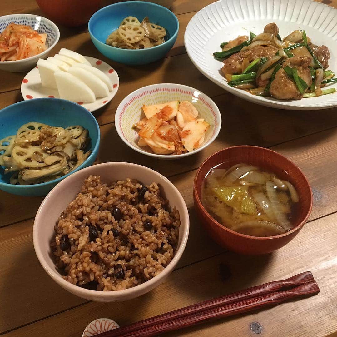 なでしこ健康生活さんのインスタグラム写真 - (なでしこ健康生活Instagram)「Repost from @maki.shibata1006)  今年のお祭りが終了しました。今日は直会（なおらい、と読みます。反省会みたいなの？）だったのですが、大雨で行けずお家ごはんに… 2日間家にいなかったから食材ないよー、と言いつつ冷凍と残ってた野菜でこれだけ作れた！わたし偉いw * #お祭り 初参加のタロウは、胎教から太鼓や笛を聞いていたからか、音を聞くたびにきゃっきゃっ！ お昼寝もほとんどせずに興奮気味でした。お祭りのお洋服でひいおばあちゃんにも抱っこしてもらえて良かったね。 * #管理栄養士 #フードコーディネーター #こんかつごはん #ポジティブフードシンキング #ポジティブイーティング #ふたりごはん #dinner #ダイエット #ダイエットレシピ #かさましレシピ  #instafood #クッキングラム #酵素玄米ごはん #なでしこ健康生活 きちんと作って食べて #食品ロス をなくそう♪ * #ベビー #ワーキングママ #男の子ママ」4月28日 3時32分 - nadeshiko_healthy_life