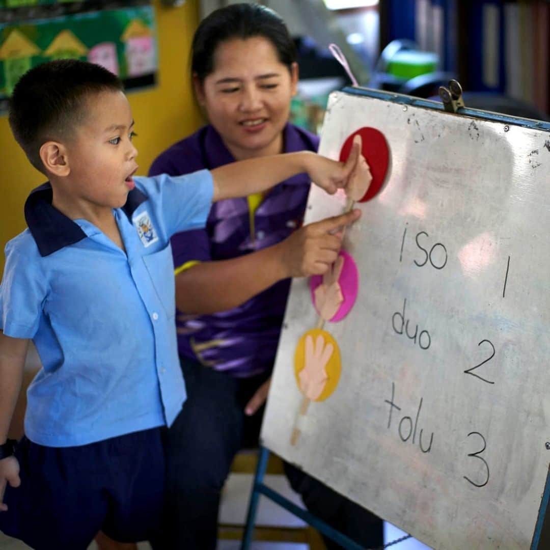 unicefさんのインスタグラム写真 - (unicefInstagram)「Teachers can change the world, one child at a time.  Every child should feel safe and supported to learn. #ENDviolence © UNICEF/UN0247758/Noorani」4月28日 3時45分 - unicef