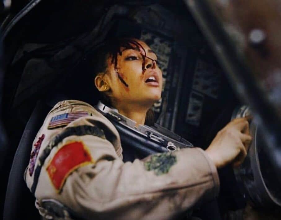 リンジー・モーガンのインスタグラム：「Caption this 🚀🚀🚀」