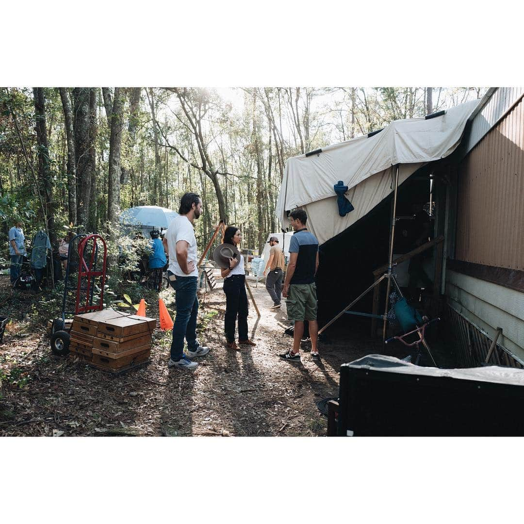 アビゲイル・スペンサーさんのインスタグラム写真 - (アビゲイル・スペンサーInstagram)「that woods life. #bts #pilot w #Reprisal director Jonathan van Tulleken. 📷 @stephanieschuster」4月28日 3時53分 - abigailspencer