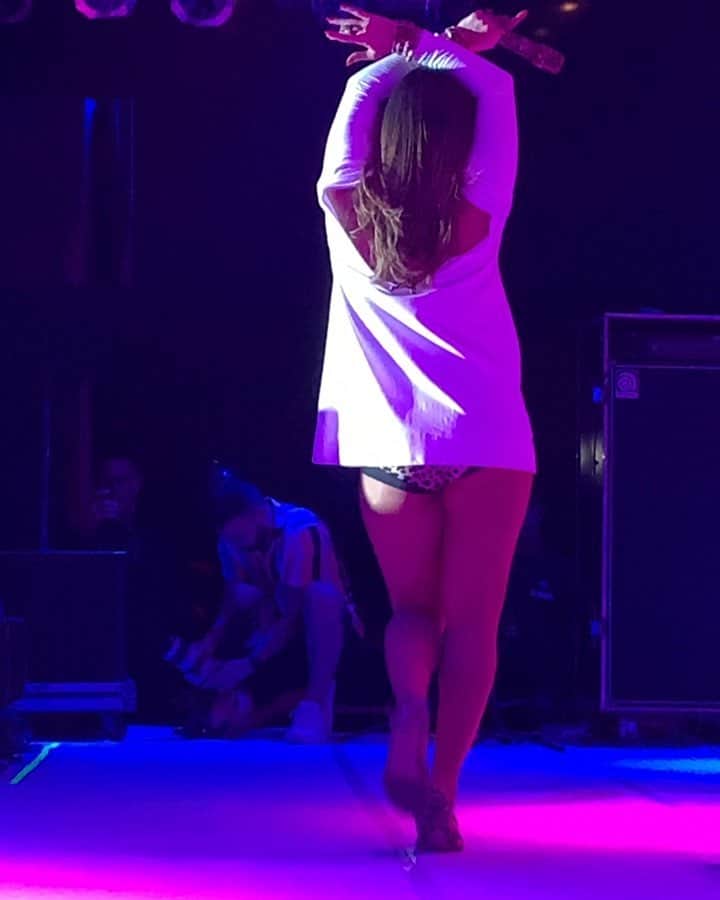 Claudia Leitteのインスタグラム：「🤰🏼Mama sensualiza no palco, com barriguinha grande, porque sim! Show massa, #supergasbras 🧡! Valeu! E amanhã tem repeteco no trio! #MicaretaDeFeira Ps. @zizisantana arrasou no vídeo, @pedromotafonttes 🙌🏻」