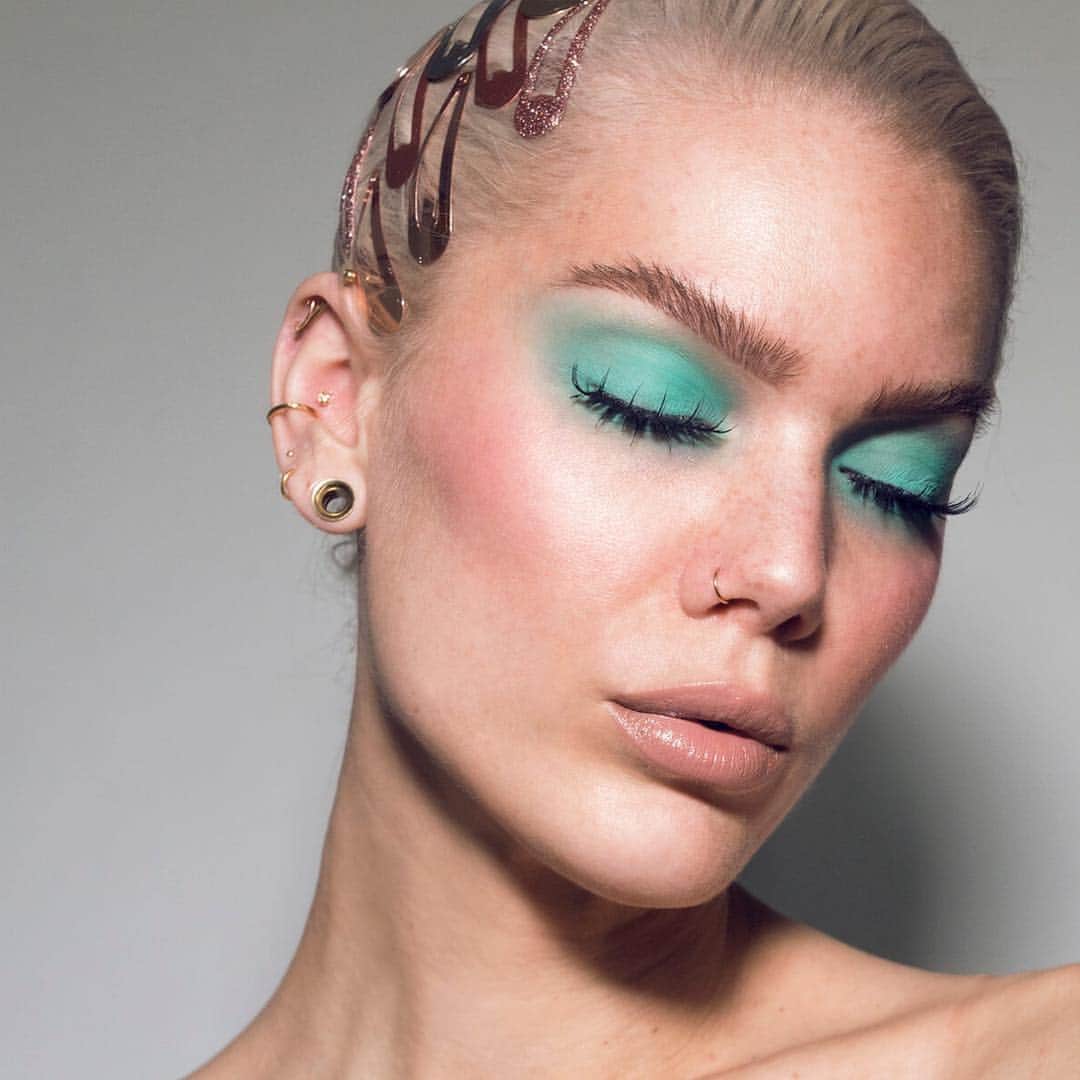 Linda Hallbergさんのインスタグラム写真 - (Linda HallbergInstagram)「How do you guys like the shade Phantom from  @lindahallbergcosmetics Spectral Palette? I think it might be my absolute favourite! I put it all around my eyes for this look 🤪#spectraleyeshadowpalette #lindahallberg #mua #makeup」4月28日 3時48分 - lindahallberg