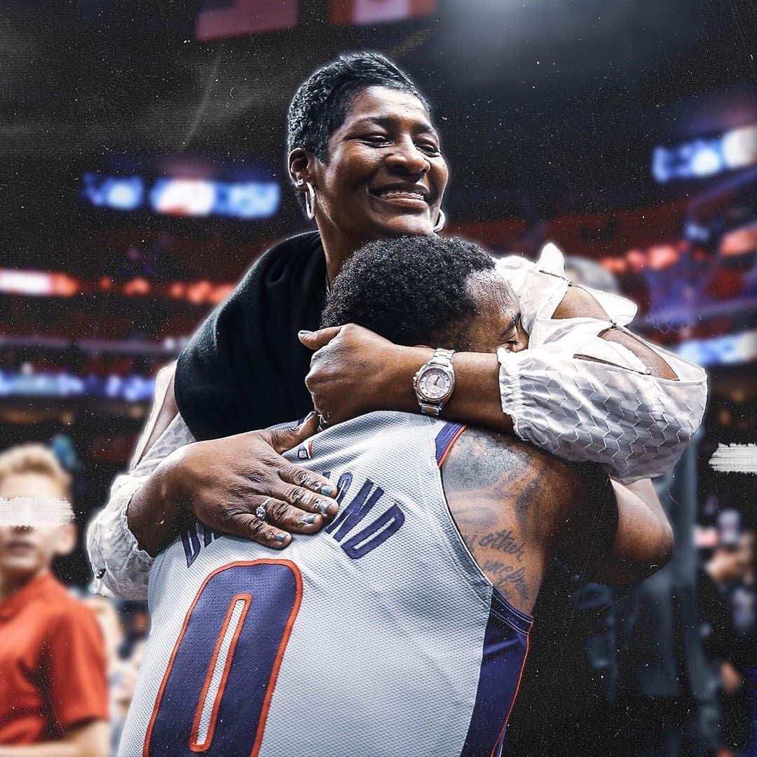 アンドレ・ドラモンドのインスタグラム：「Happy birthday to my everything ❤️🦋❤️ I love you! Thank you for everything!! today isn’t just your day everyday is, you have accomplished so much in life and you still get better with age! Here’s to many more birthdays love you mama🥂🍾🎊🎉」