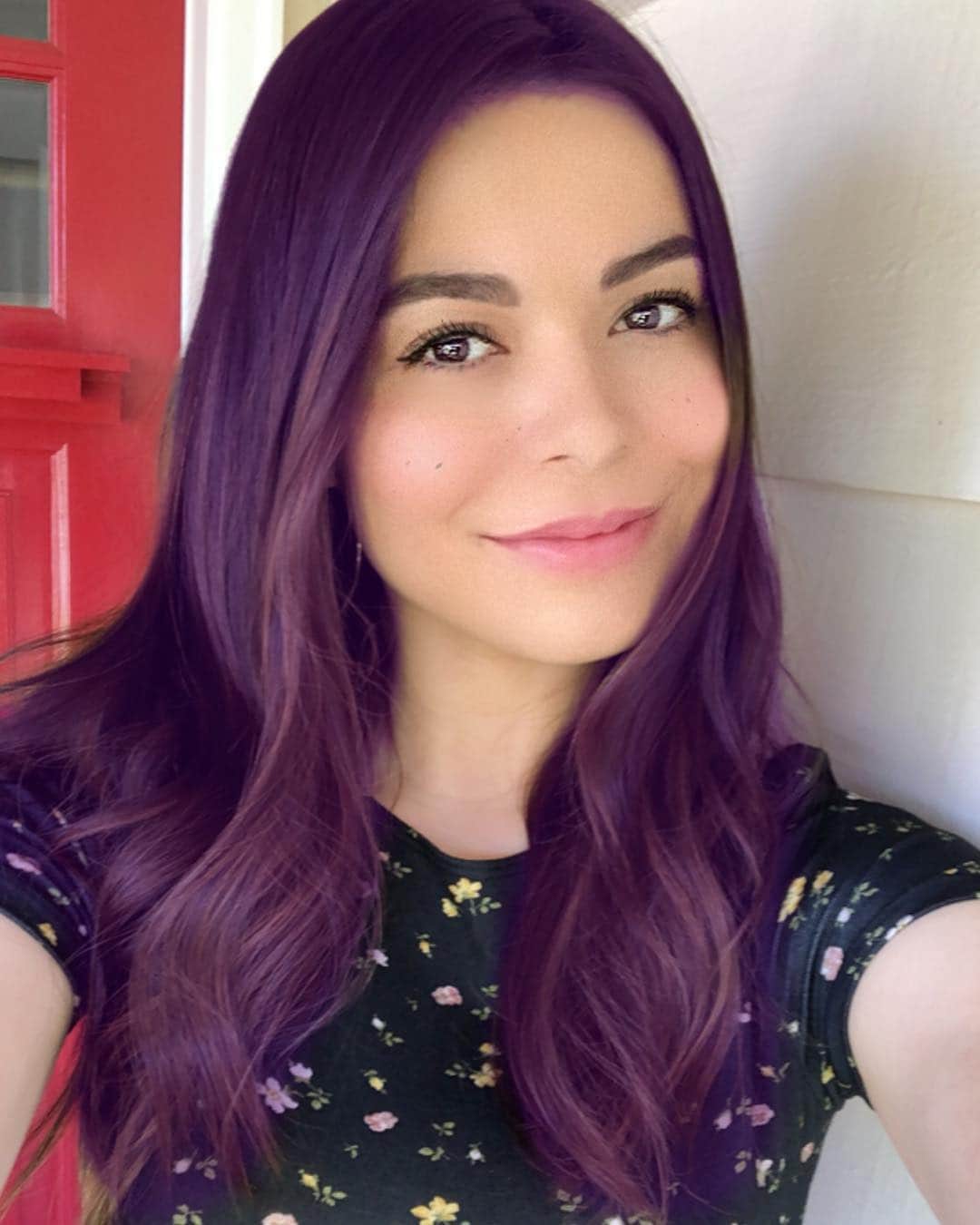 ミランダ・コスグローヴのインスタグラム：「I just went purple…for the planet! Excited to team up with @sambazon to help save 30 species in 30 days. Join me and dye, chalk or filter your hair purple and post a photo tagging @sambazon and #PurpleForThePlanet and they will buy 5 acres of the rainforest on your behalf (from now until Biodiversity Day (May 22). Link in bio for more info! 💜 #sambazonpartner」