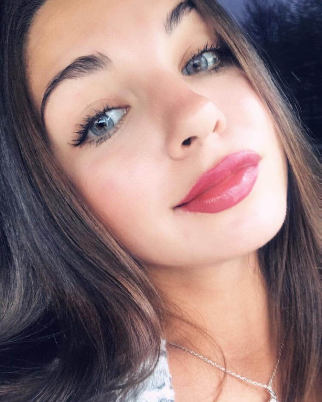 ジェシカ・アシュリーのインスタグラム：「Felt like having blue eyes today. @desioeyes Snapchat: ChatJessAsh」