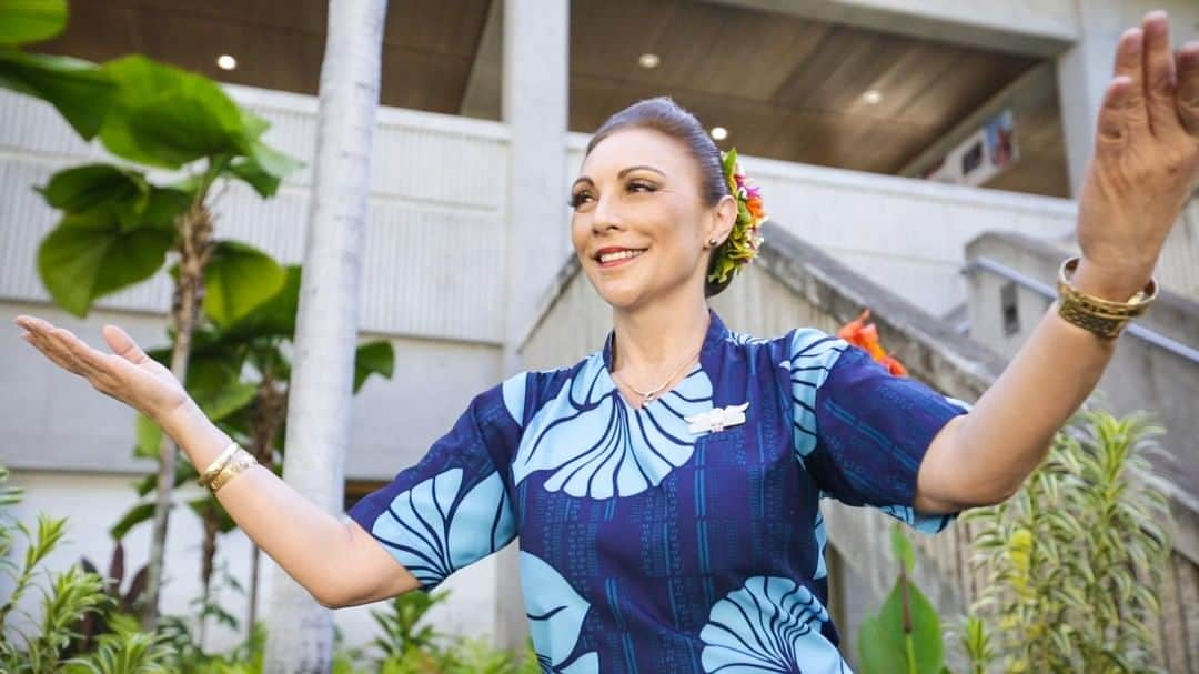 ハワイアン航空さんのインスタグラム写真 - (ハワイアン航空Instagram)「Now in its 56th year, the #MerrieMonarch Festival carries a rich history and many traditions, much like Hawaiian Airlines (we'll be celebrating our 90th anniversary in November!). ⠀⠀⠀⠀⠀⠀⠀⠀⠀ Meet Flight Attendant Ka‘ula Kamahele. Winning the title of Miss Aloha Hula in 1980, Ka‘ula danced a mele (song) written by her kumu Hula, Johny Lum Ho that expressed the pride and grace of the peacock. These characteristics and the lessons that have come with being a dancer – including teamwork, respect for land and culture and a genuine aloha toward others are what she continues to share through her work as a Flight Attendant at Hawaiian Airlines. Having experienced the revival of Hawaiian culture through the Merrie Monarch and our efforts at Hawaiian Airlines, Ka‘ula is determined that Hawai‘i will continue to thrive through our people, the land that we call home and the unique lifestyle that we share with the world. #PualaniProud 🌺」4月28日 4時00分 - hawaiianairlines